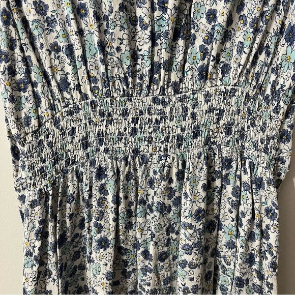 White dress with blue flowers. Little pull tie in the front 100% viscose. I - Picture 7 of 8